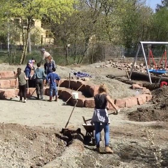 Umbauarbeiten in unserem Garten: die Grundlagen des Gartens werden angelegt von einigen Mitarbeitern