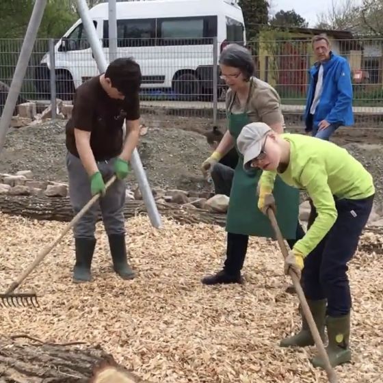 Zwei Betreuer und drei Jungs helfen bei den Gartenarbeiten und dem Anlegen des neuen Gartens