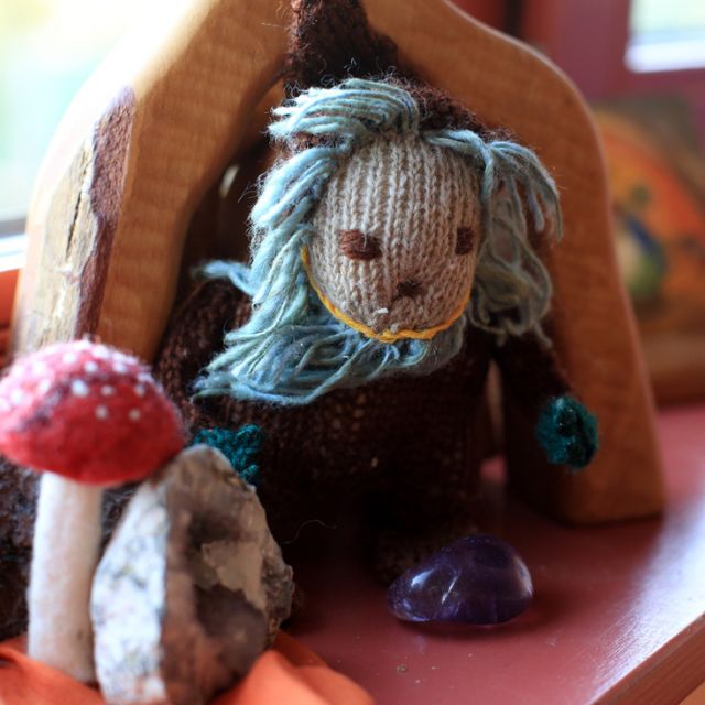 Handgenähtes und gefilztes Spielzeug: ein Löwe und Pilz