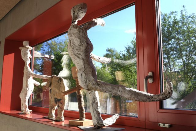 Kunstwerke aus Pappmaché auf der Fensterbank der Schule