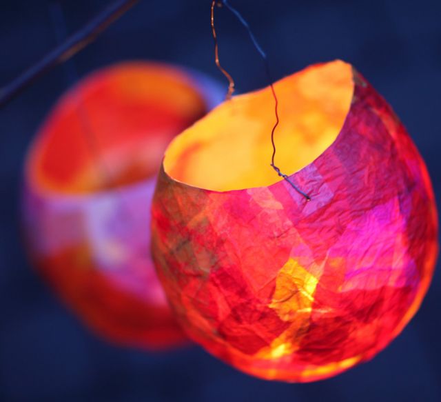 Rote und leuchtende handgemachte Laternen beim Laternenfest St. Martin