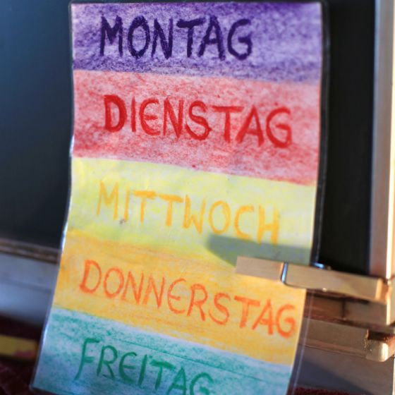 Blatt mit handgezeichneten Wochentagen an der Tafel