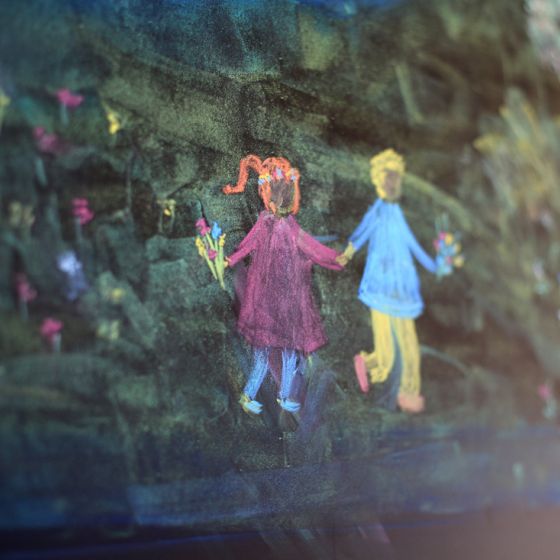 Anthroposophisches Tafelbild mit zwei Kindern, die durch die Wiese gehen