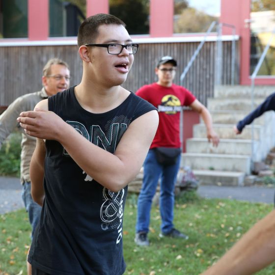 Junge Schüler machen Sport und Bewegung im Freien im Schulhof der Wiedemann-Schule