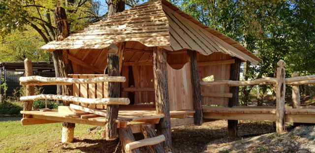 Unser Holzhaus mit Brücke in unserem Schulgarten NaturErlebnisRaum