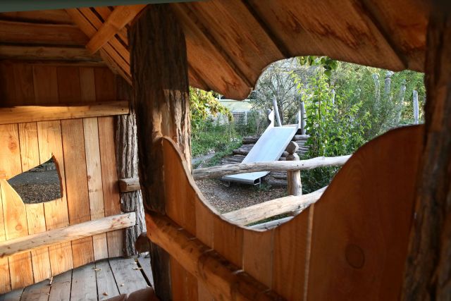 Ein Blick aus dem Baumhaus durch das Holz in unserem Garten