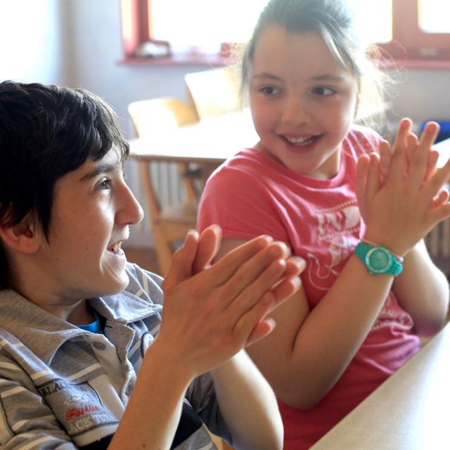 Junge und Mädchen klatschen in die Hände