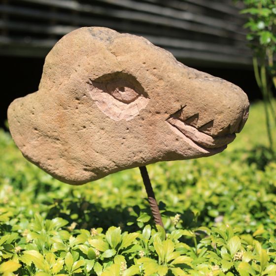 Skulptur aus Stein in unserem Schulgarten